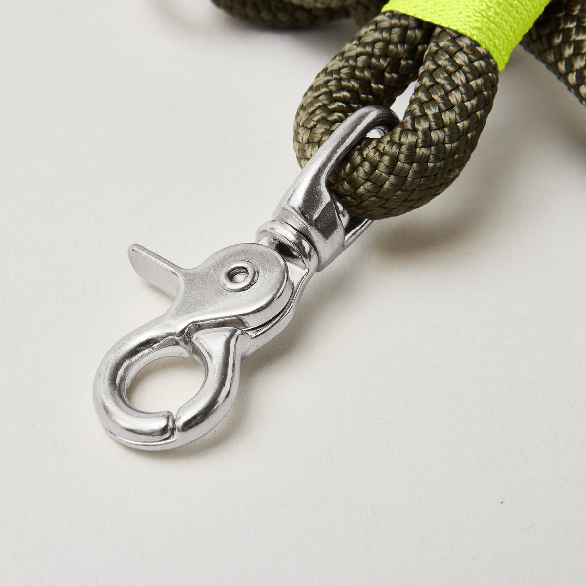 silberfarbener Scherenkarabiner an Tauleine Olive Grove Neongelb