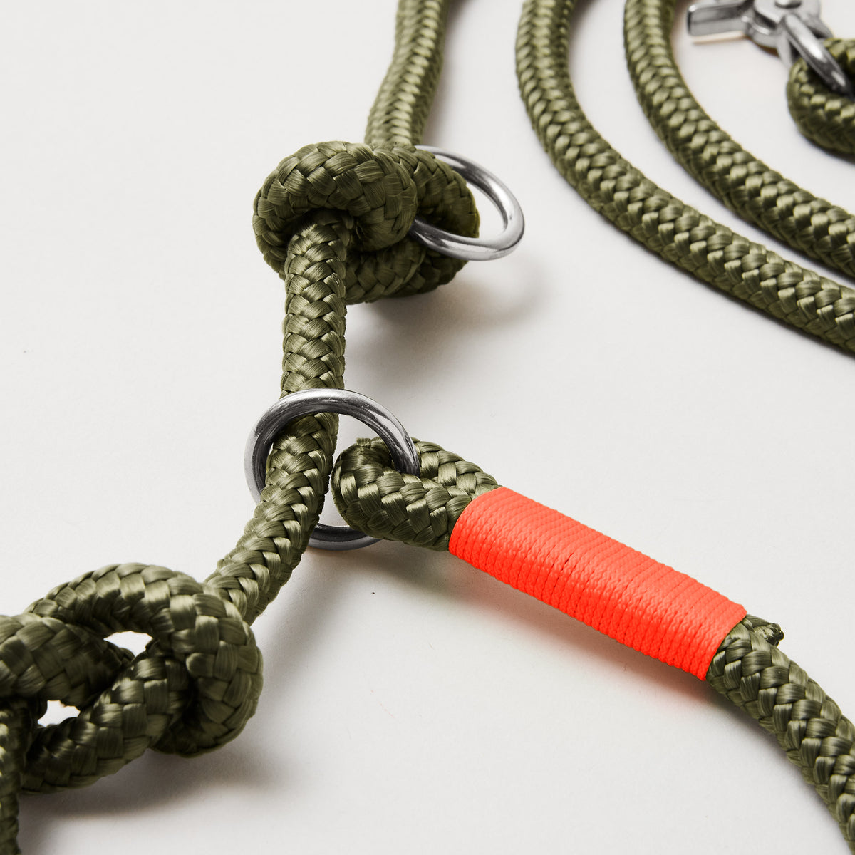 Detail Retrieverleine Olive Grove Neonorange mit verstellbaren Knoten für Hals- und Kopfumfang, silberne Karabiner, olivfarbenes Tau mit neonoranger Takelung