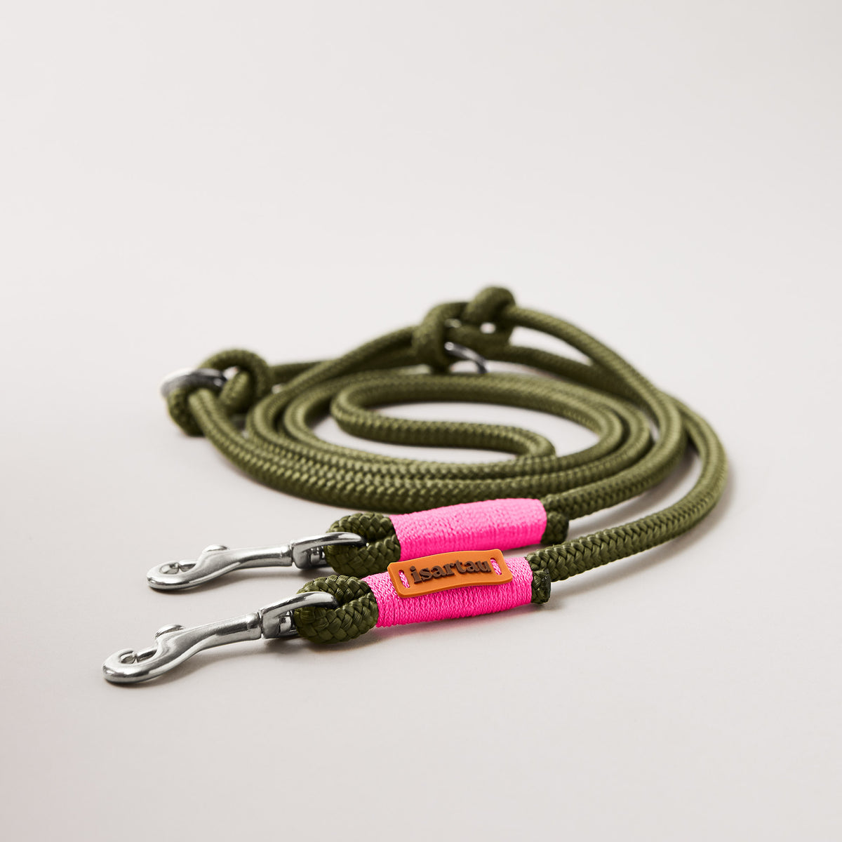 Tauleine Olive Grove Neonpink 8 mm verstellbar mit leichten silberfarbenen Karabinern, olives Tau mit neonpinker Takelung, flexibel Längenverstellbar