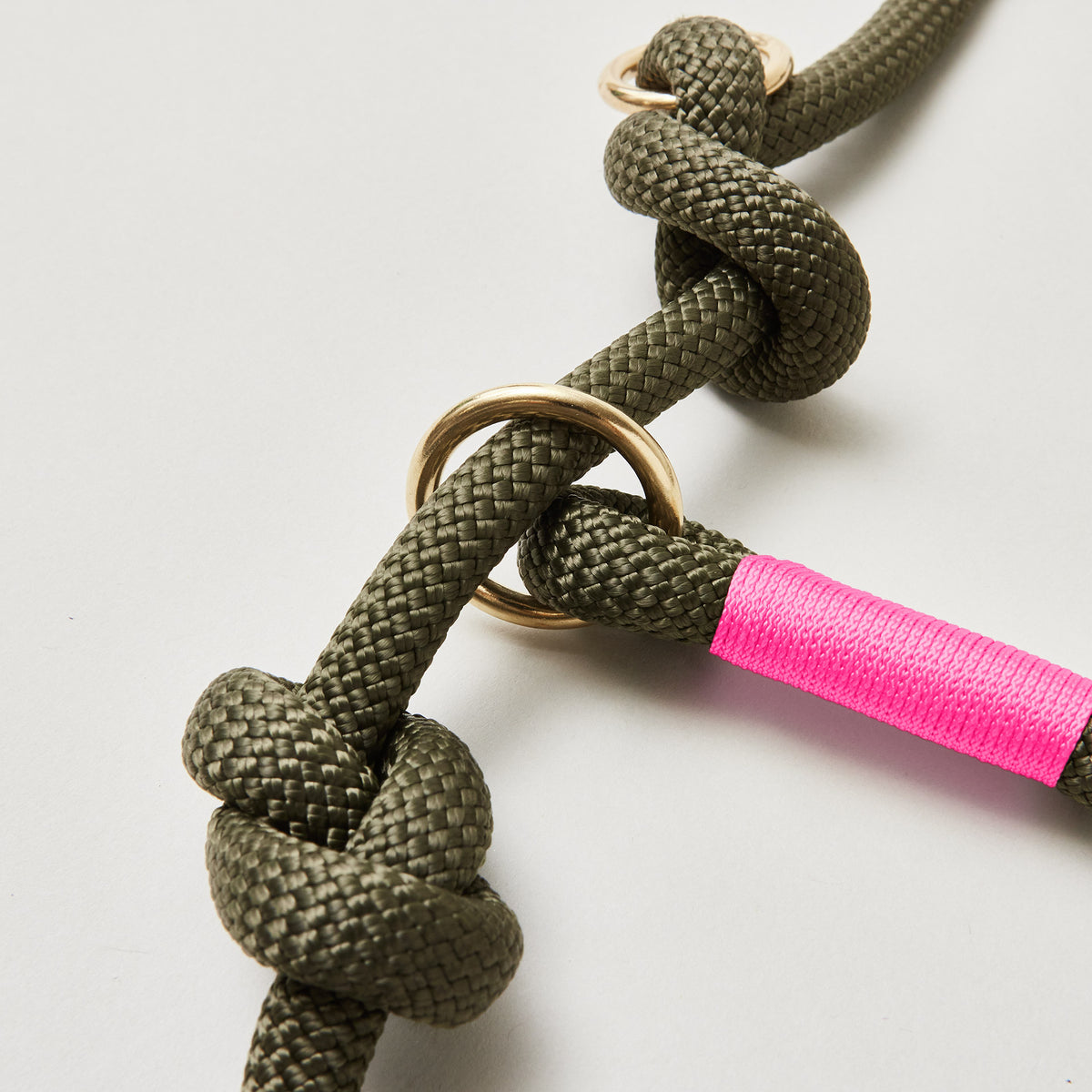 Detail Retrieverleine Olive Grove Neonpink mit verstellbaren Knoten für Hals- und Kopfumfang, Messing, olivfarbenes Kletterseil mit neonpinker Takelung