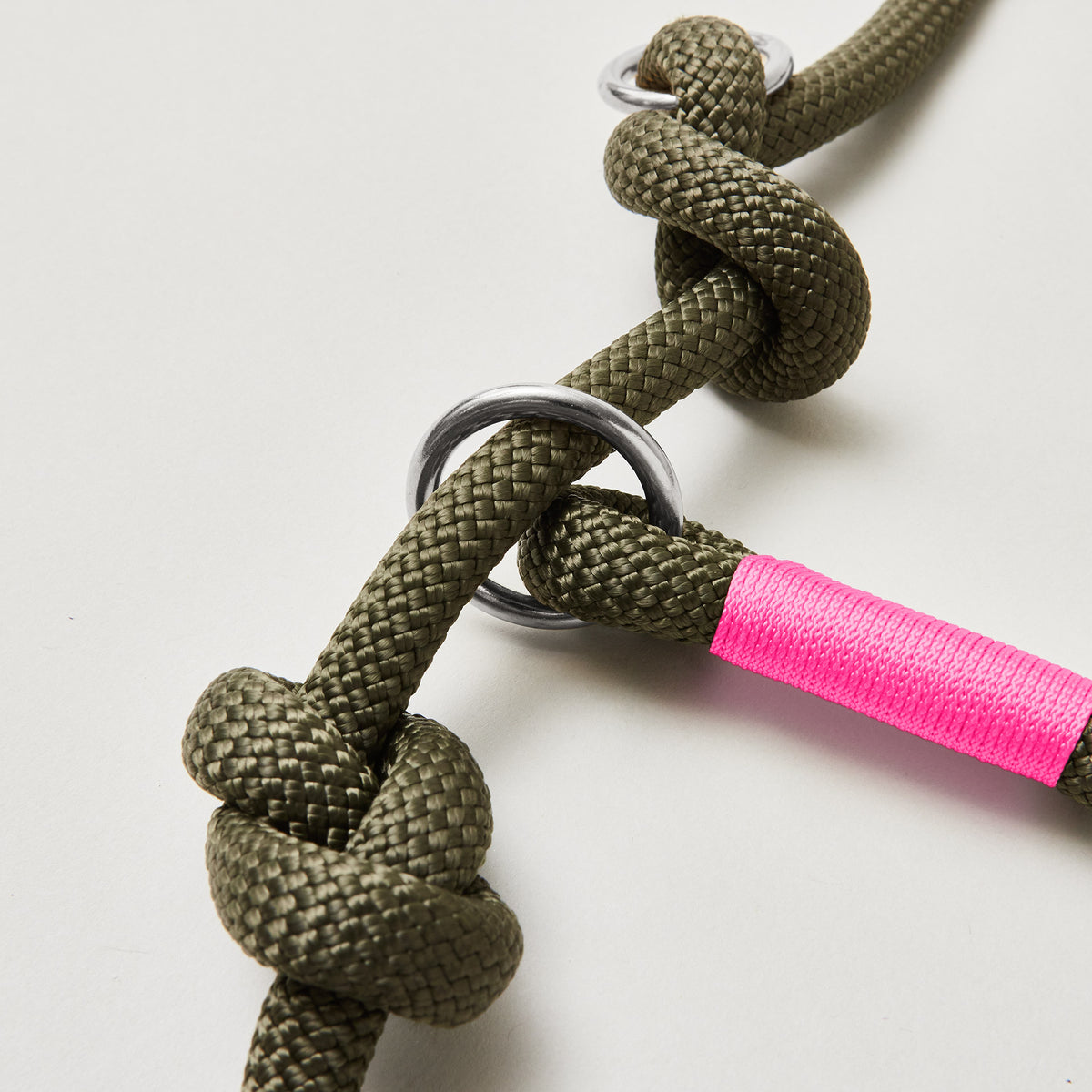 Detail Retrieverleine Olive Grove Neonpink mit verstellbaren Knoten für Hals- und Kopfumfang, Edelstahl, olivfarbenes Kletterseil mit neonpinker Takelung