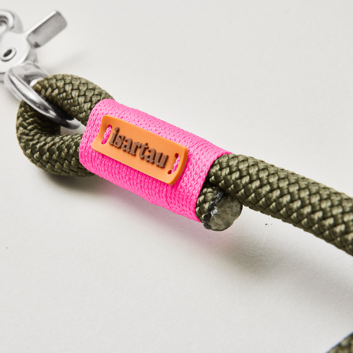 Neonpinke Takelung auf olivgrünem Kletterseil in 10mm Olive Grove