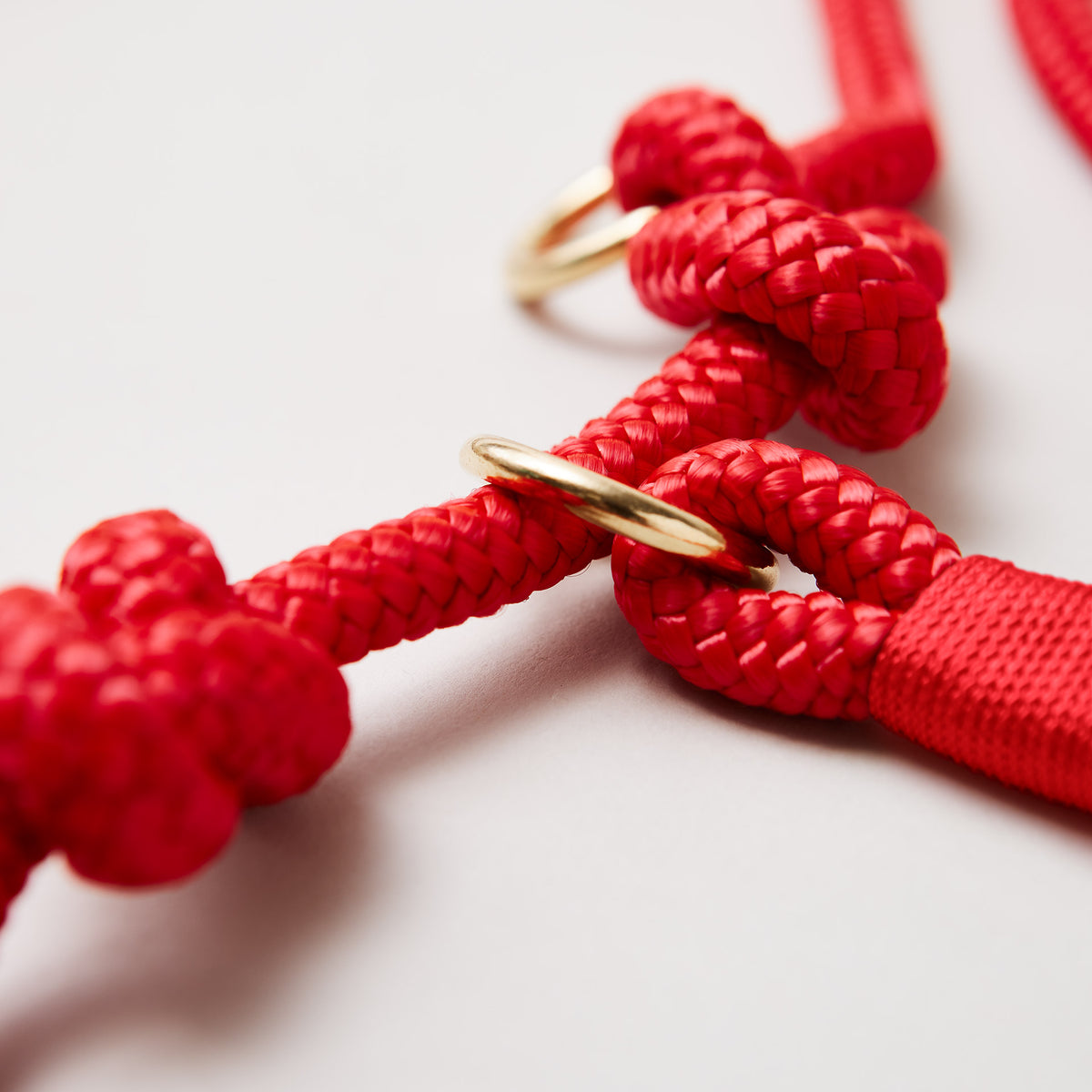 Detail Retrieverleine Red Fairy Rot mit verstellbaren Knoten für Hals- und Kopfumfang, Messing