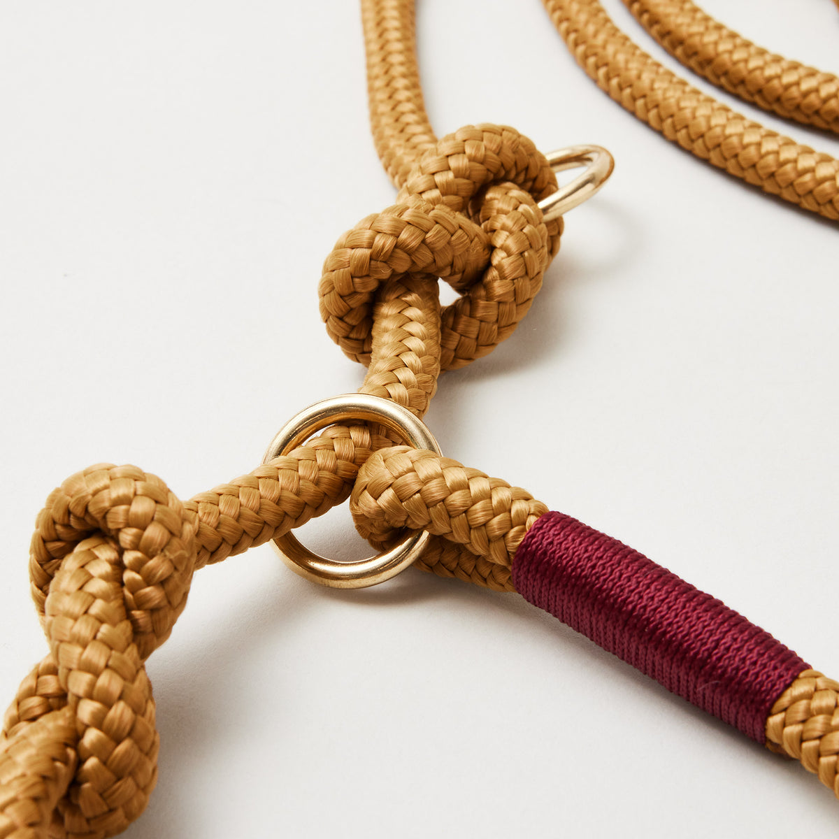 Detail Retrieverleine Sweet Toffee Burgunder, verstellbare Knoten für Hals- und Kopfumfang, Messing Karabiner, karamellfarbenes Tau, weinrote Takelung