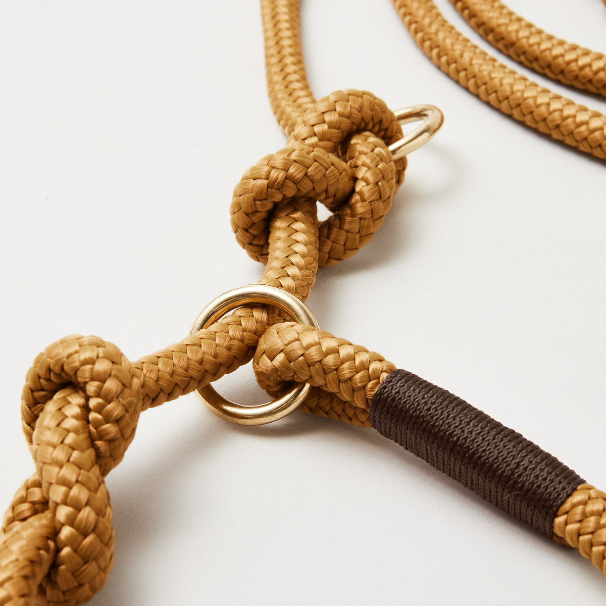 Detail Retrieverleine Sweet Toffee Dunkelbraun mit verstellbaren Knoten für Hals- und Kopfumfang, Messing Karabiner, karamellfarbenes Tau mit dunkelbrauner Takelung