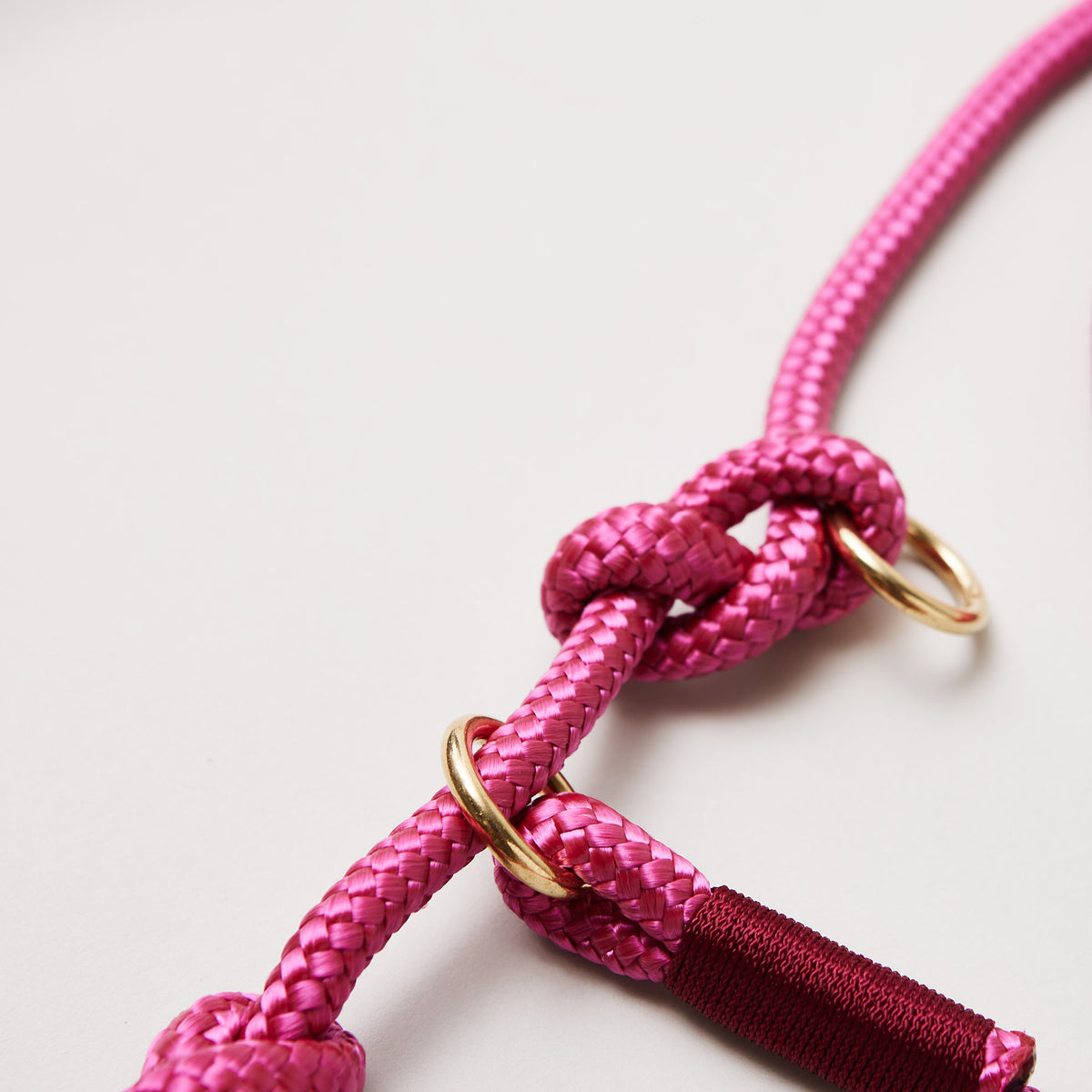 Detail Retrieverleine Viva Magenta Burgunder mit verstellbaren Knoten für Hals- und Kopfumfang, Messing