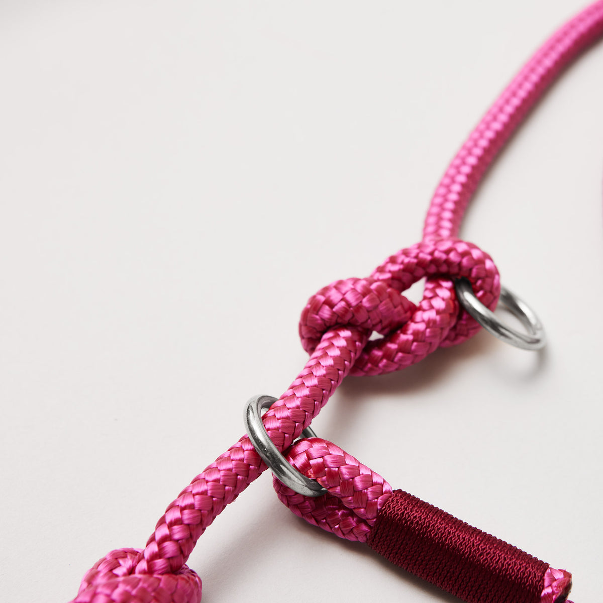 Detail Retrieverleine Viva Magenta Burgunder mit verstellbaren Knoten, silberne Beschläge