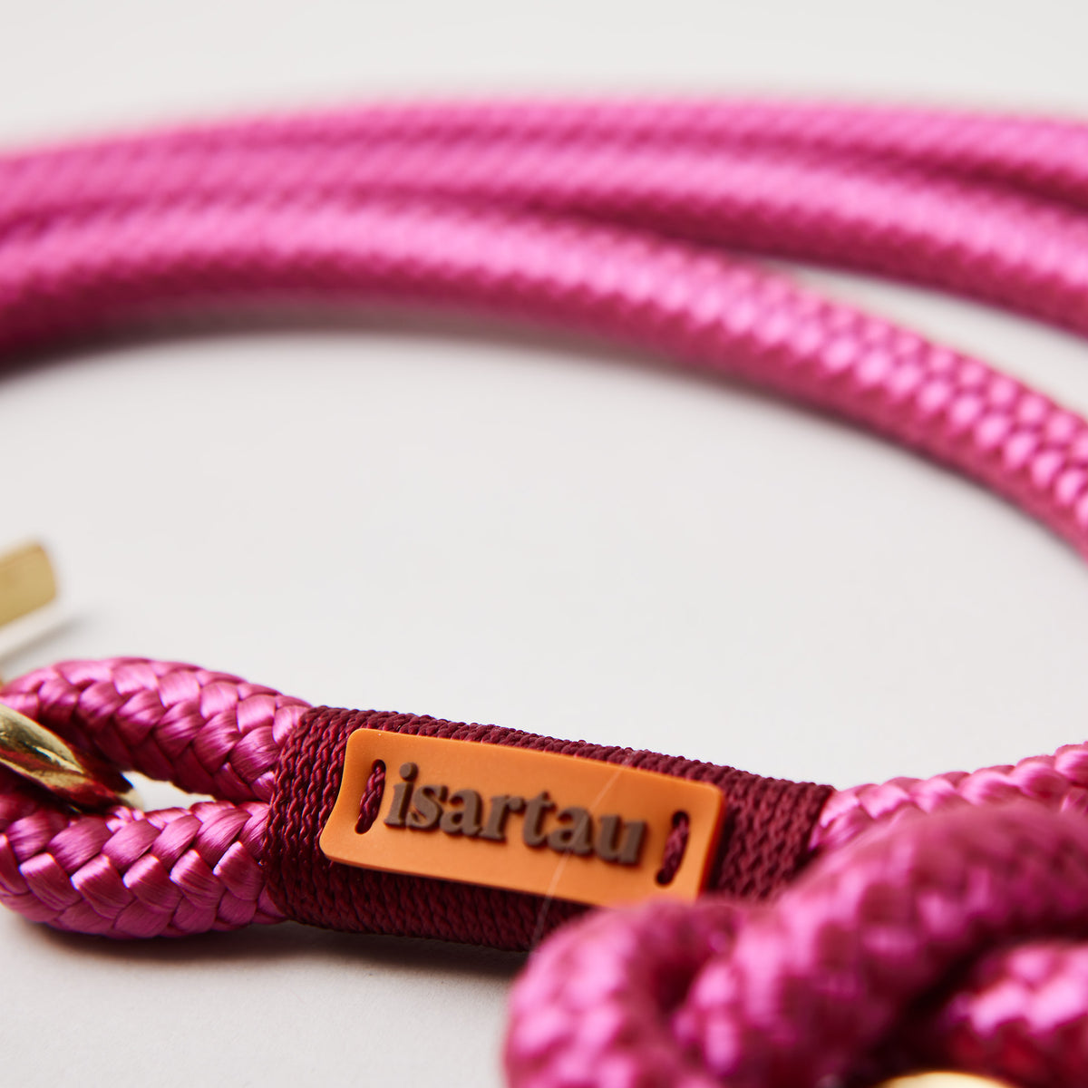 isartau-Logo auf magentafarbenem Tau und burgunderroter Takelung bei der Farbkombination Viva Magenta Burgunder