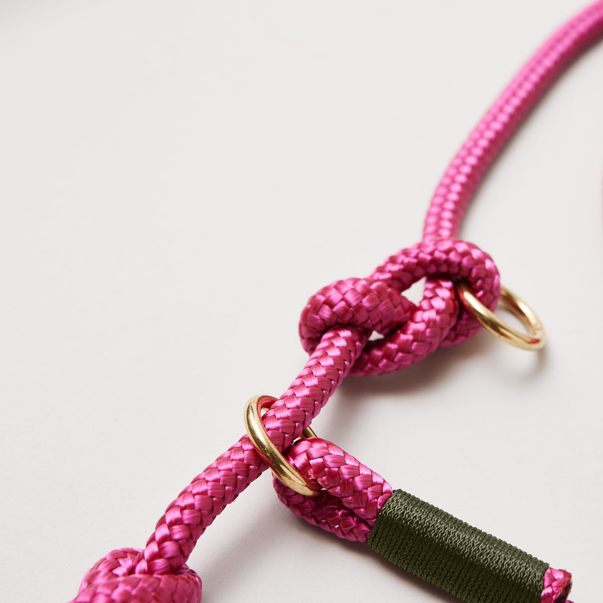 Detail Retrieverleine Viva Magenta OLIV mit verstellbaren Knoten für Hals- und Kopfumfang, Messing, magenta-olivfarbene Kombination