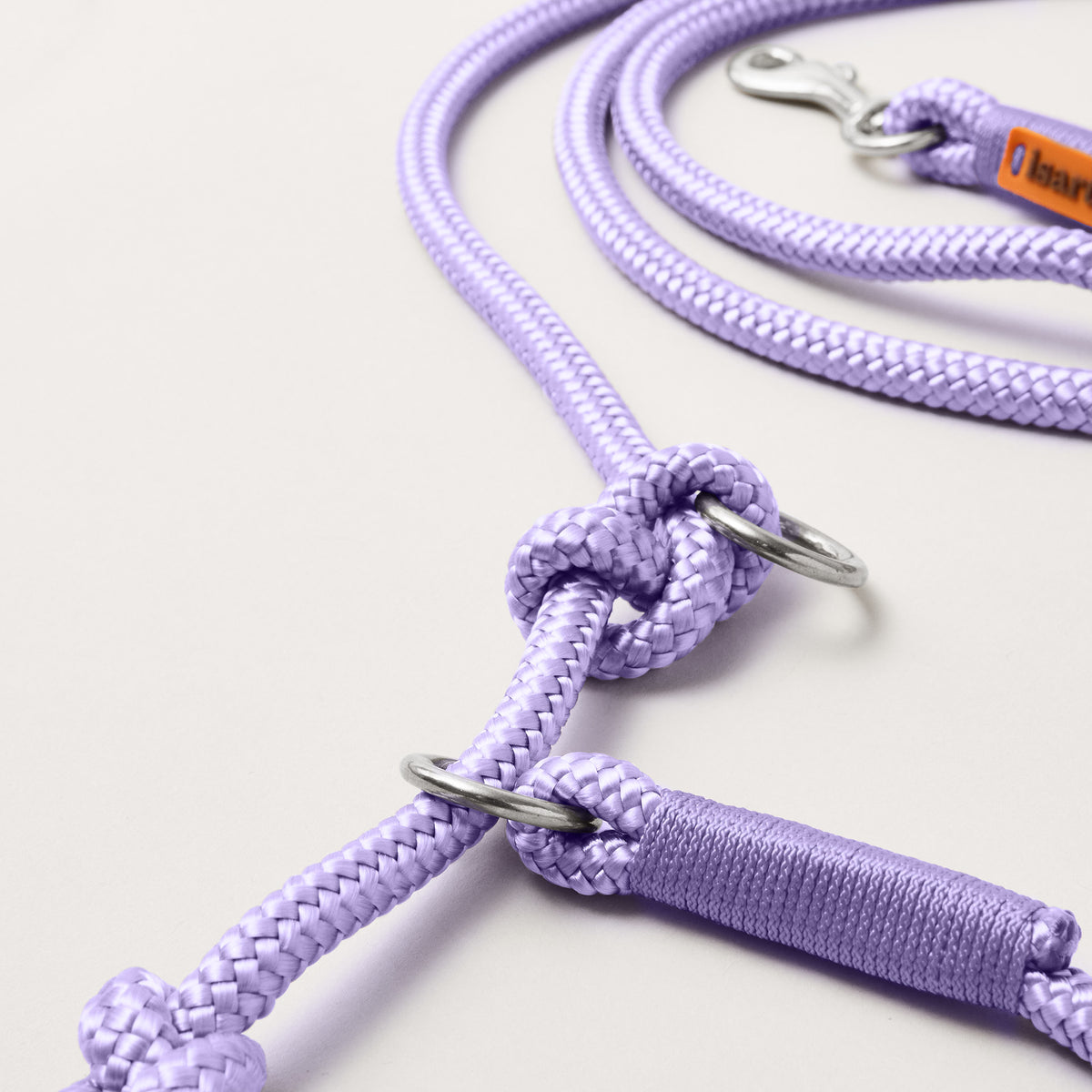 Detail Retrieverleine Very Peri Lavendel mit verstellbaren Knoten für Hals- und Kopfumfang, silberne Karabiner, lavendelfarbenes Tau und Takel