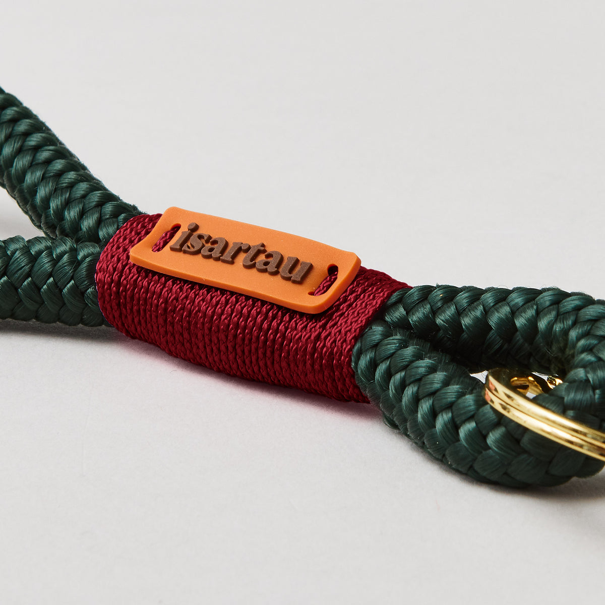 isartau Schlüsselanhänger Evergreen Burgunder, Softtau, gold, Detailansicht