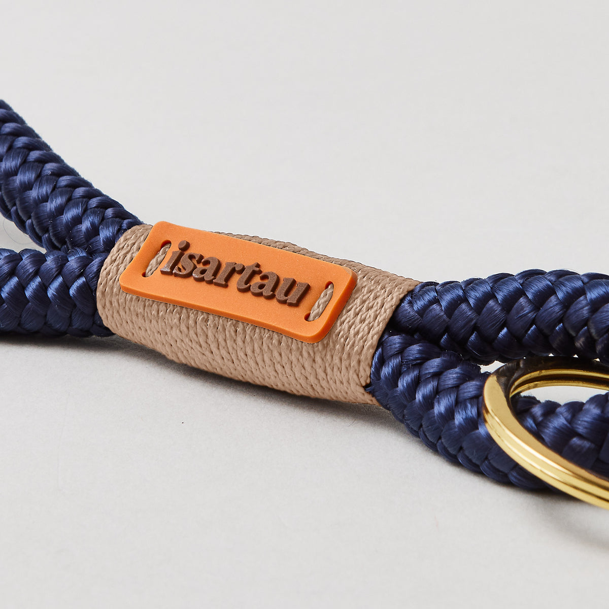 isartau Schlüsselanhänger Indigo Sea Beige, Softtau, gold, Detailansicht