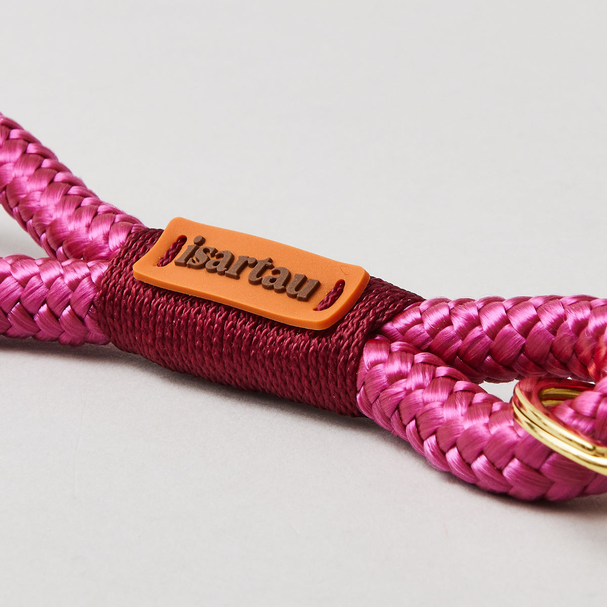 isartau Schlüsselanhänger Viva Magenta Burgunder, Softtau, gold, Detailansicht