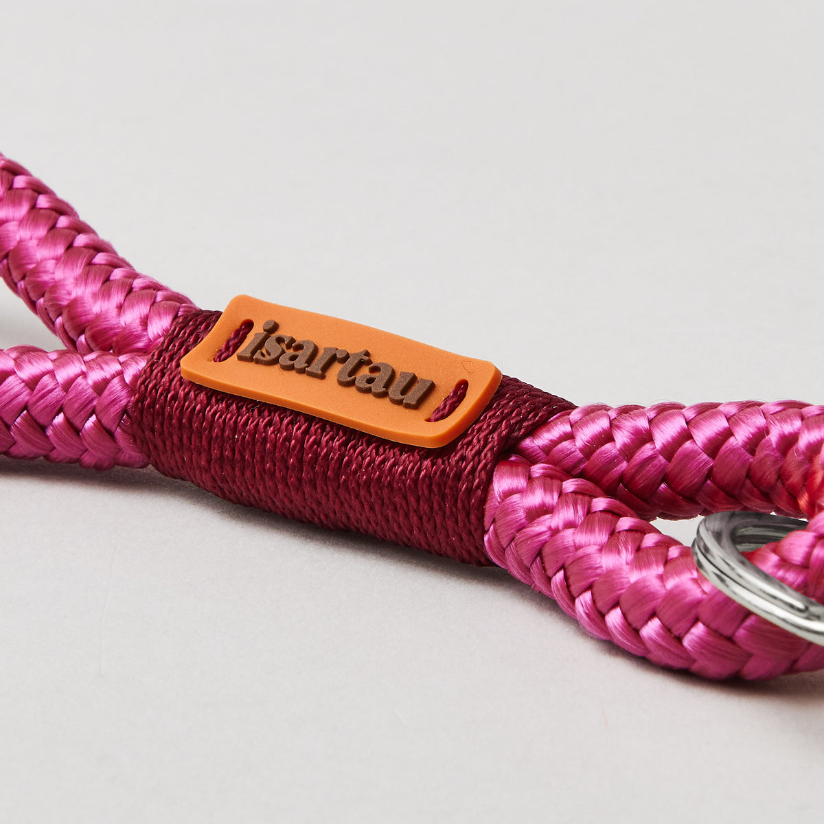 isartau Schlüsselanhänger Viva Magenta Burgunder, Softtau, silber, Detailansicht