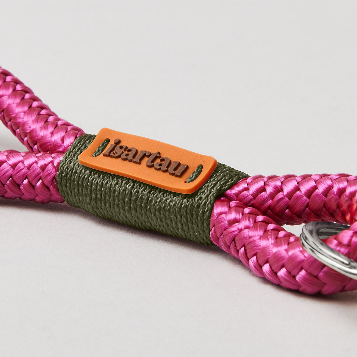 isartau Schlüsselanhänger Viva Magenta Oliv, Softtau, silber, Detailansicht