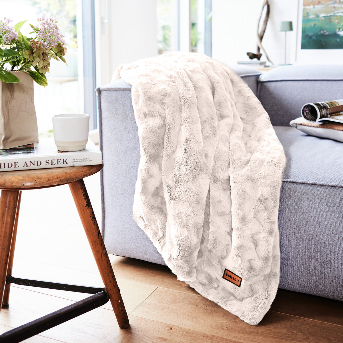 isartau Beige Wohndecke auf der Couch im Wohnzimmer