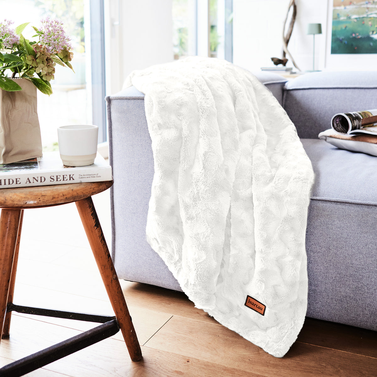 isartau Wollweiße Wohndecke auf der Couch im Wohnzimmer
