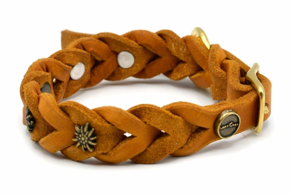 Lederhalsband Tender OPULENT in cognac mit goldfarbenen Edelweiss Schmucknieten