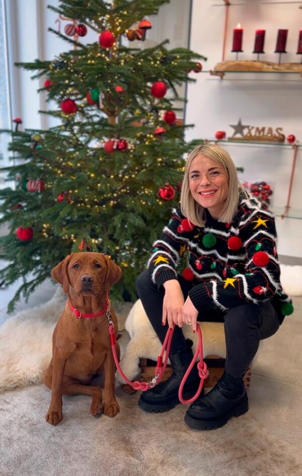 Sarah und Labrador Nala in Halsband Softie und Tauleine ROT