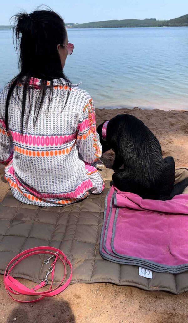 Frau mit ihren Hund am See, Reisedecke Pocket